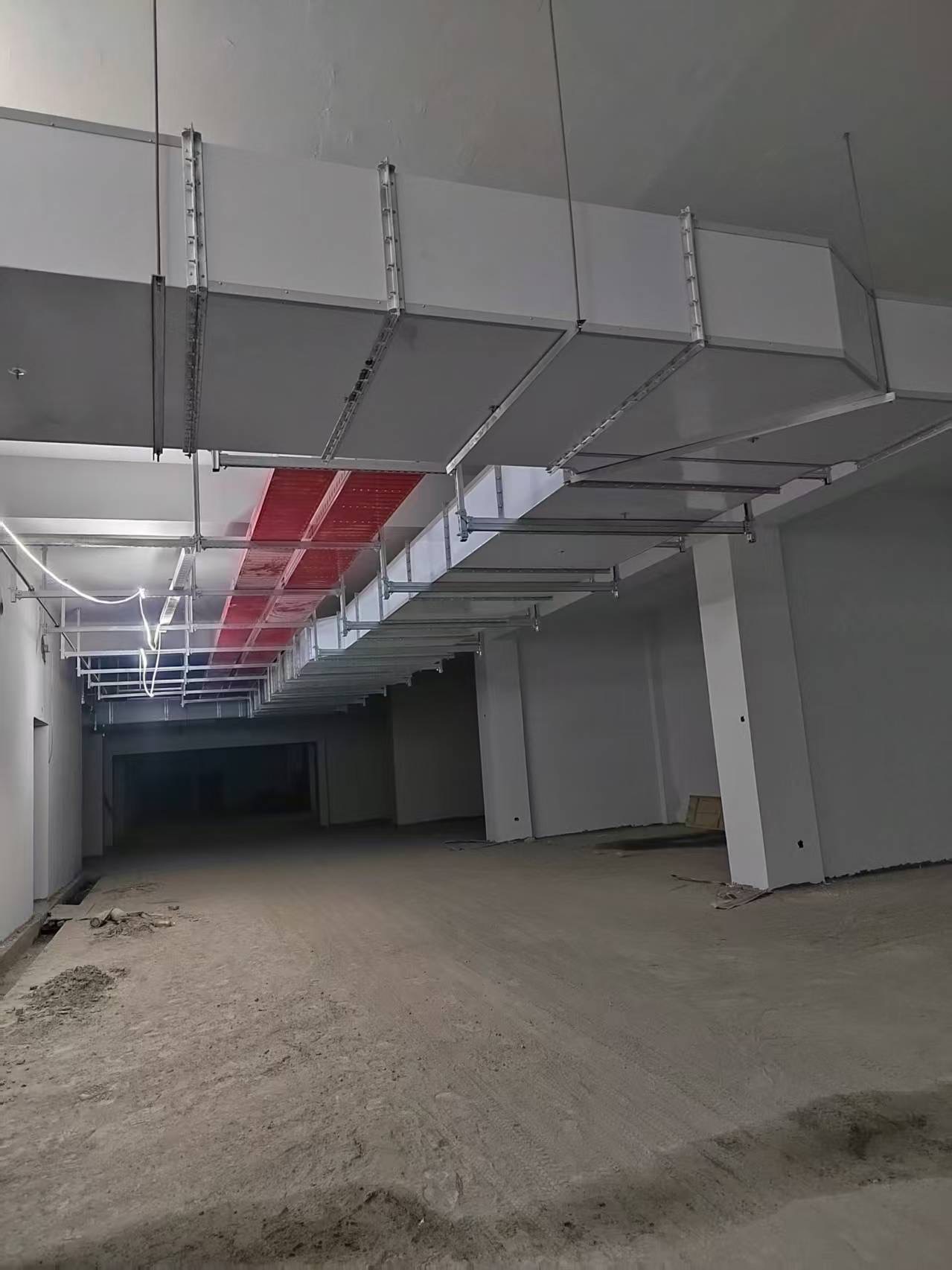 复合排烟风管大跨度主管路吊装施工现场